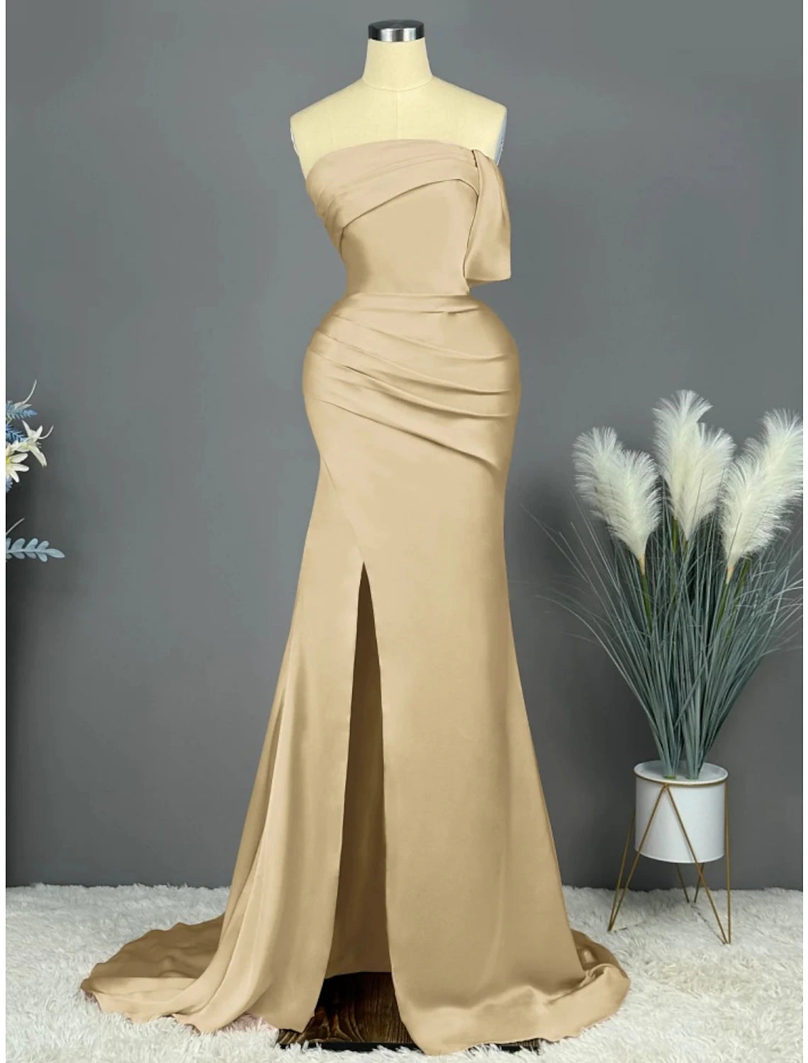 A-Linie Abendkleid Elegantes Kleid Formell Sweep / Brush Train Ärmellos Trägerlos Satin mit Falten Geraffter Schlitz